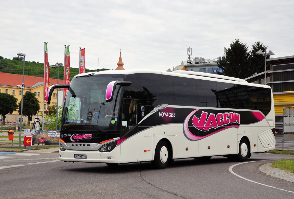 Setra 515 HD von Jaccon Reisen aus Frankreich in Krems gesehen.