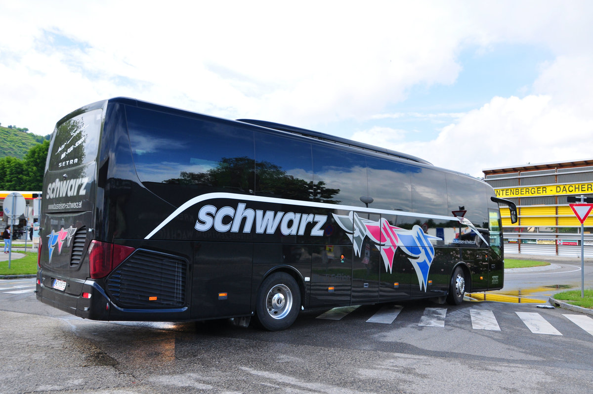 Setra 515 HD von SCHWARZ Reisen aus sterreich in Krems gesehen.