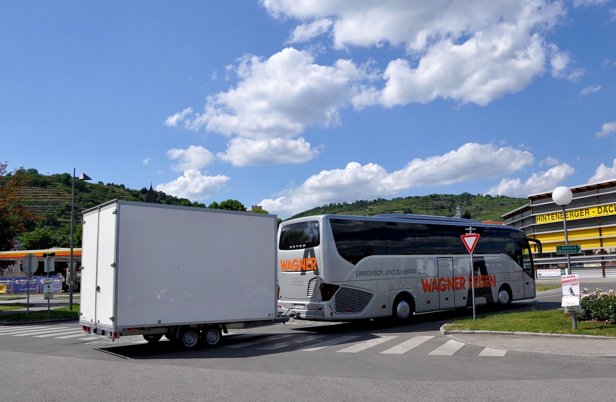 Setra 515 HD von Wagner Reisen aus der BRD (mit Radanhnger) im Juni 2015 in Krems gesehen.