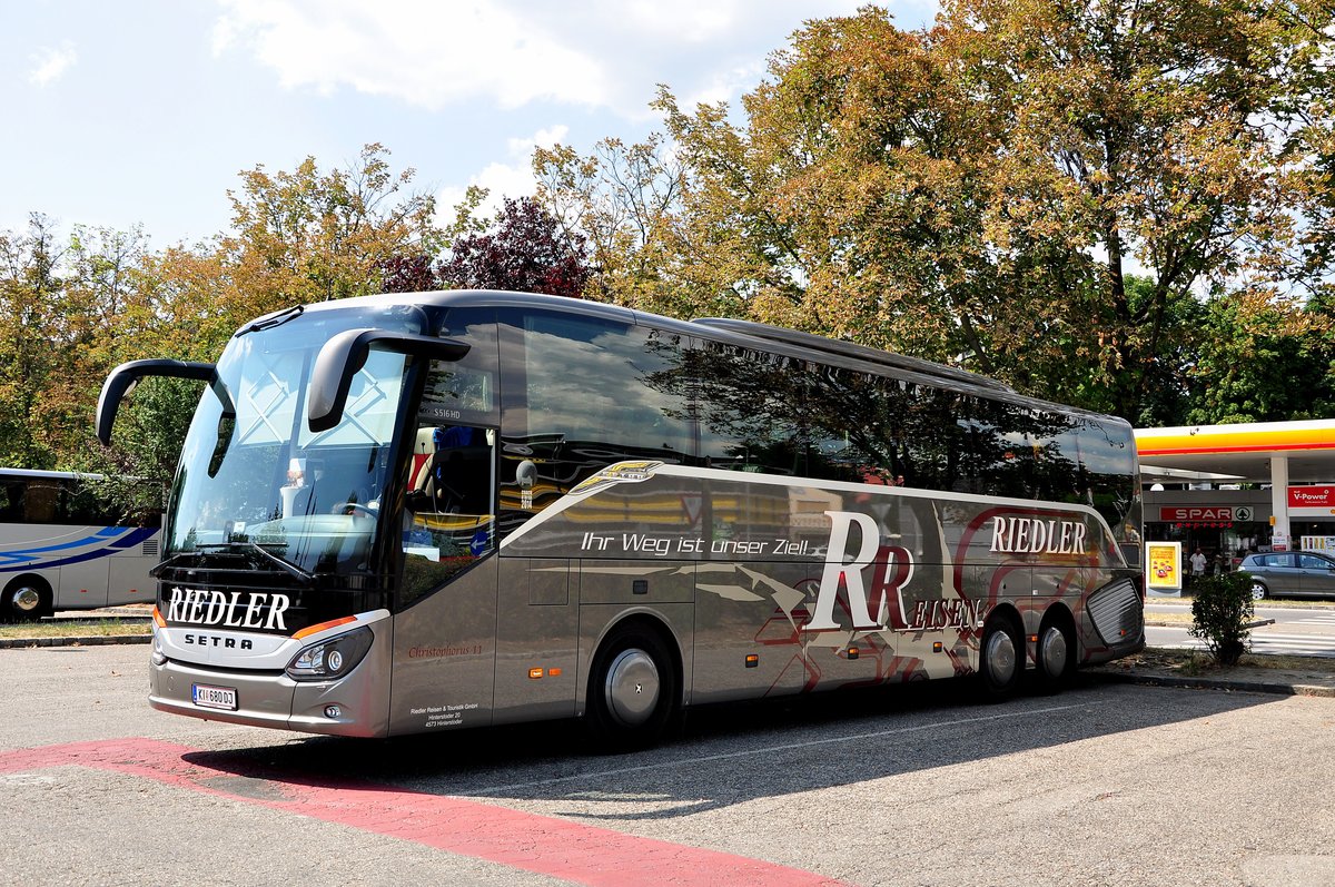 Setra 516 HD von Riedler Reisen aus sterreich in Krems gesehen.