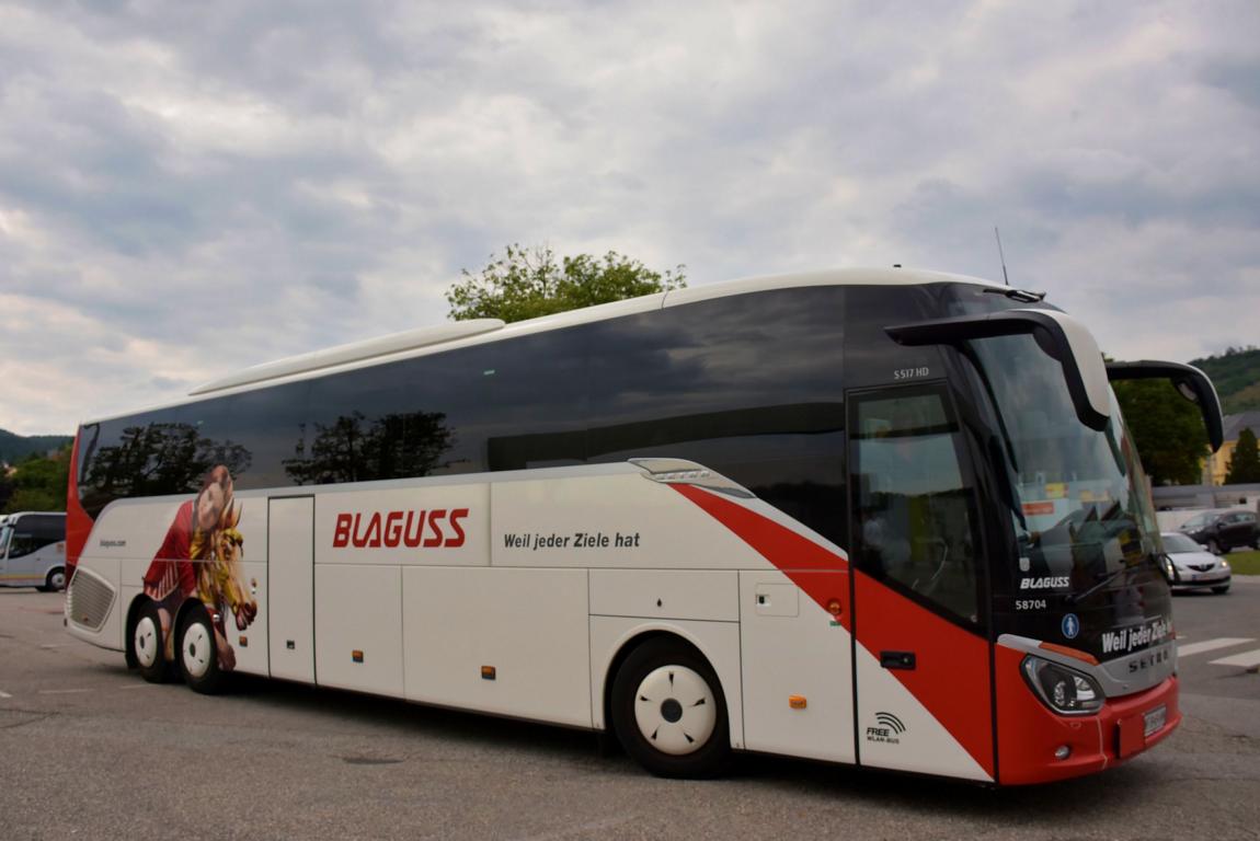 Setra 517 HD von Blaguss Reisen aus Wien 2018 in Krems gesehen.