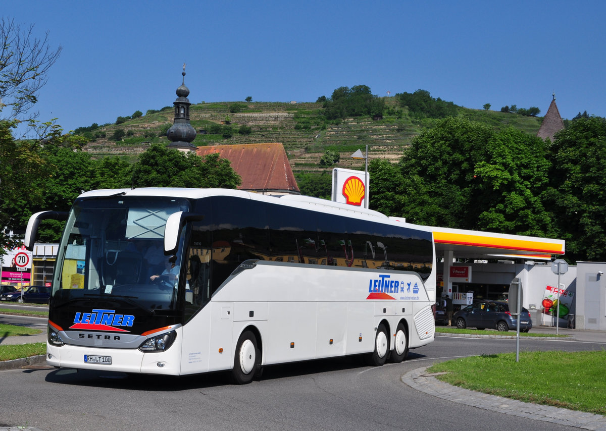 Setra 517 HD von der Leitner Touristik aus der BRD in Krems gesehen.
