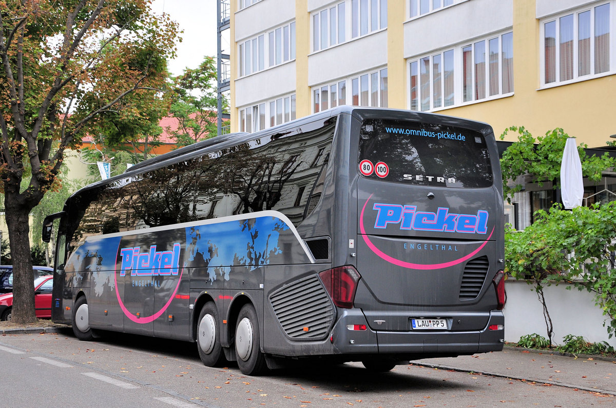 Setra 517 HD von Pickel Reisen aus der BRD in Krems.