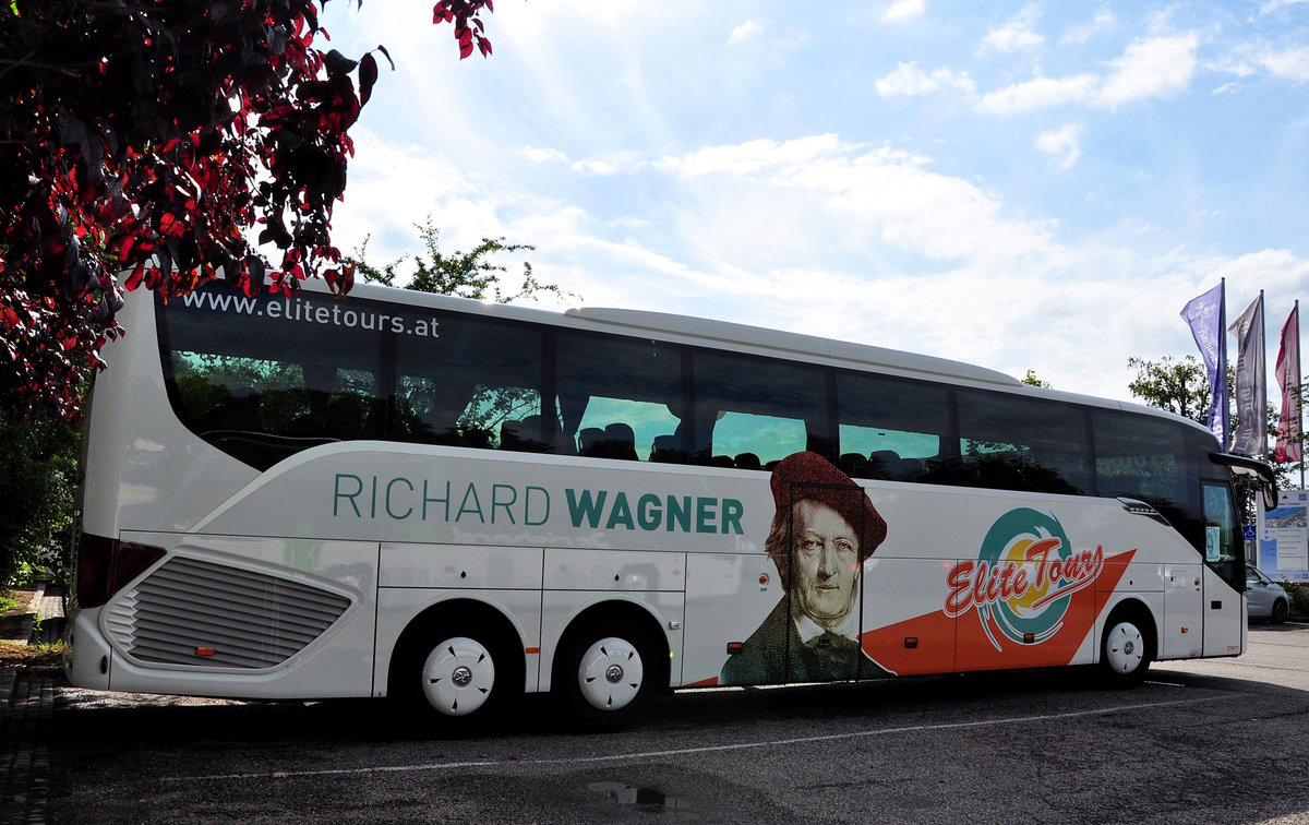 Setra 517 HD  Richard Wagner  von Elite Tours aus Wien in Krems gesehen.
