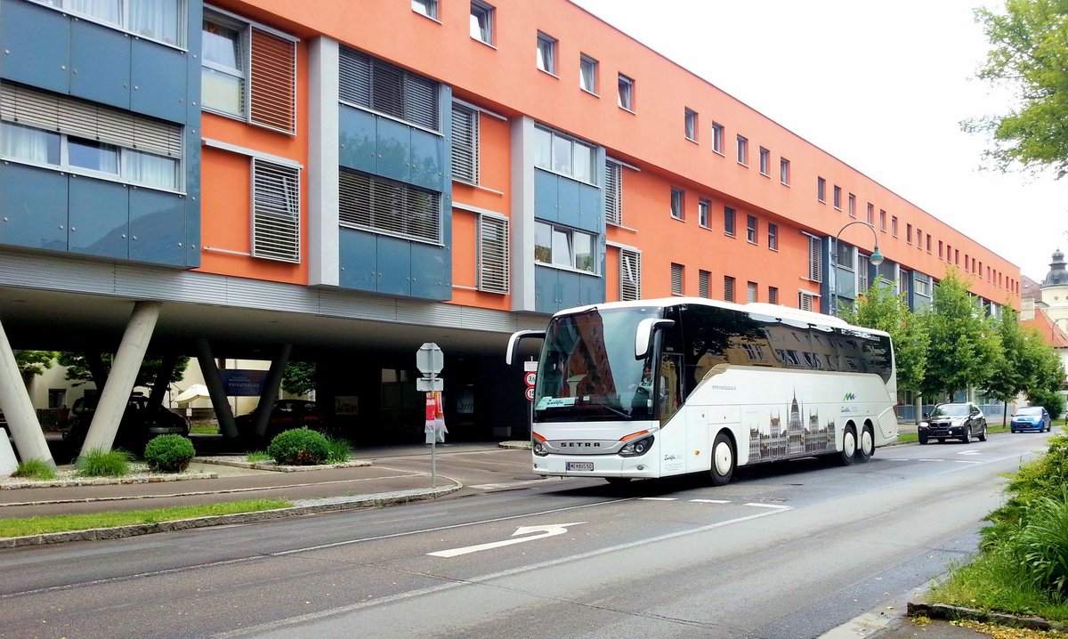 Setra 517 HD von Zwlfer Reisen aus Niedersterreich in Krems unterwegs.