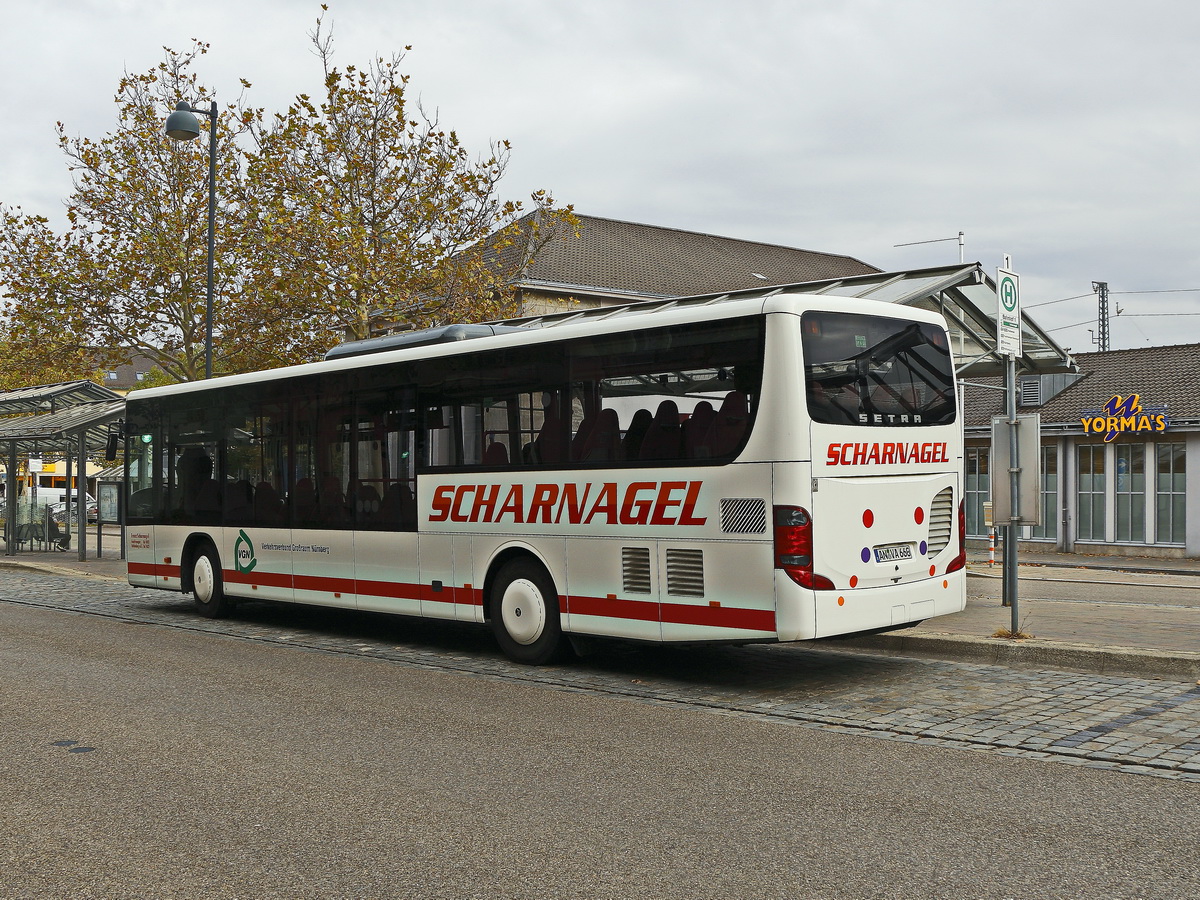 Setra S 415 business der Firma Franz Scharnagel aus  steht vor dem Bahnhof Ansbach am 02. November 2018.