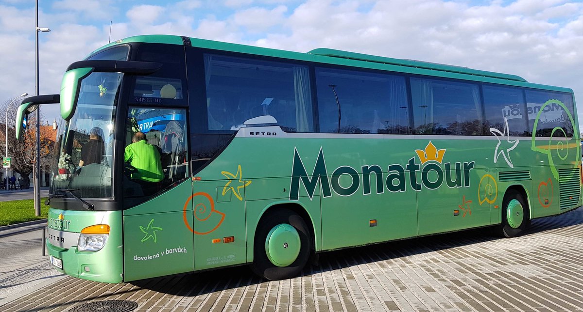 Setra S 415 GT von MONATOUR aus Nymburk steht im November 2019 am Busparkplatz von Schloss Schnbrunn