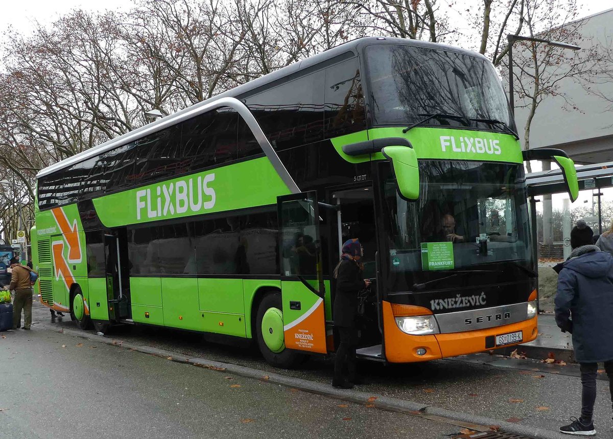 Setra S 431 als Linienbus von FLIXBUS aus Kroatien steht im Dezember 2018 am HBF in Karlsruhe