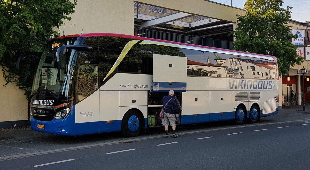 Setra S 517 HDH von VIKINGBUS aus Dnemark steht abfahrbereit am Konrad-Zuse-Hotel in Hnfeld im August 2022