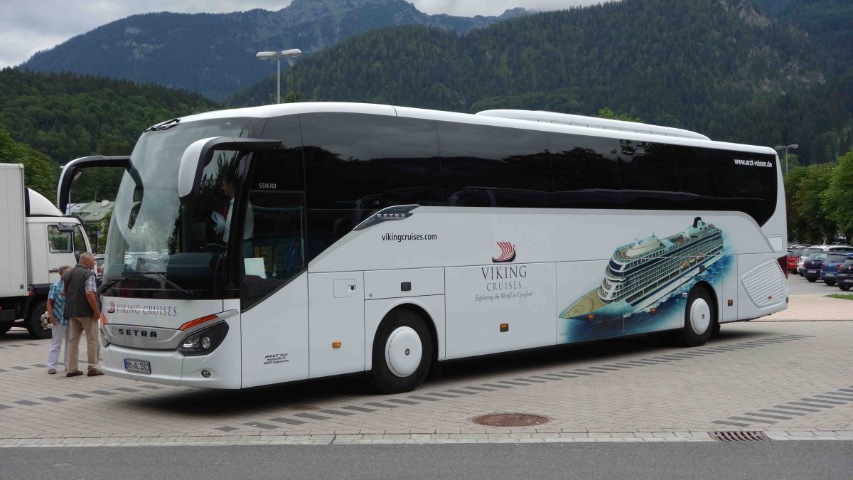 Setra S516 von Viking Cruises steht auf dem Parkplatz am Knigsee, Juli 2015