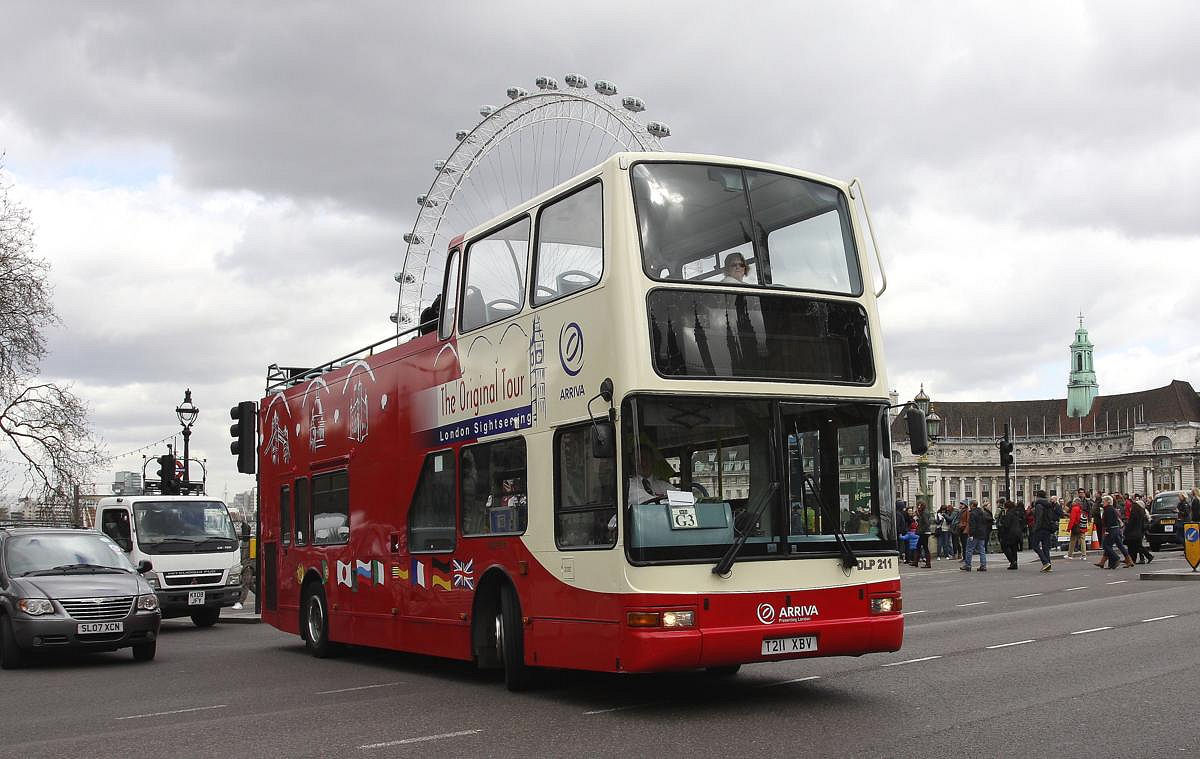 Sightseeing Bus von Arriva am London Eye am 22.3.2014.