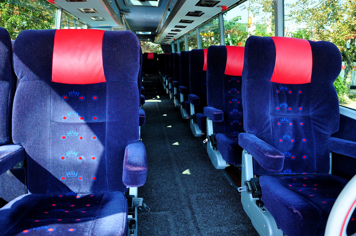 Sitzreihen im Van Hool TX16 Alicron von Beuk Reisen aus NL in Krems.