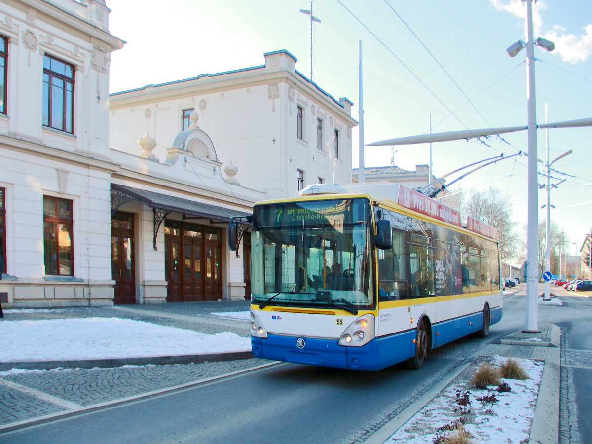 Skoda Trolleybusse (Oberleitungsbus 55) am 25. Februar 2018 in Marienbad (Tschechin) am Bahnhof.