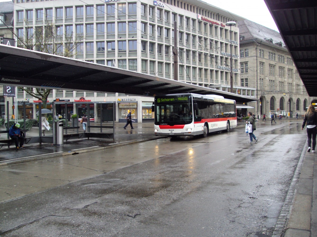 ST.GALLERBUS-MAN Lions City bei den Haltestellen am Bahnhof St.Gallen am 28.4.14.