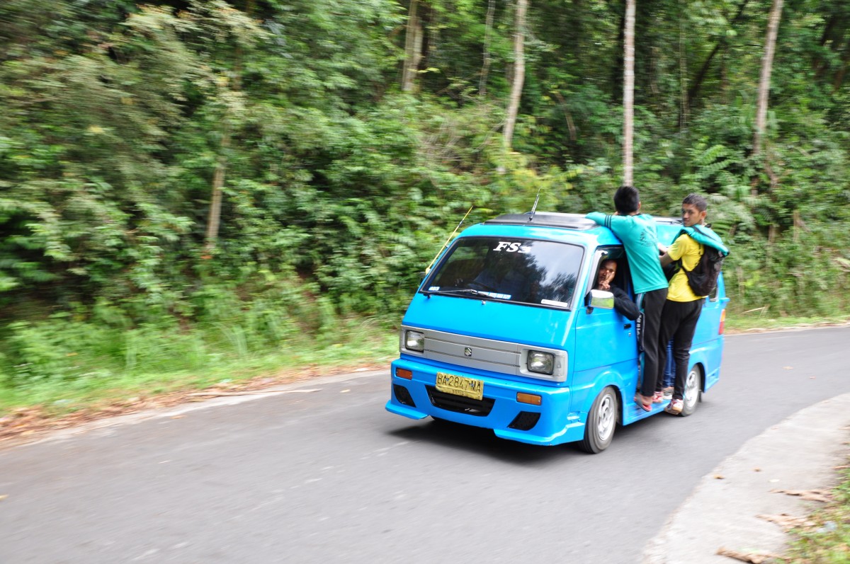 Suzuki Kleinbus mit  Platzproblemen  im Juni 2014 in Nordsumatra gesehen.