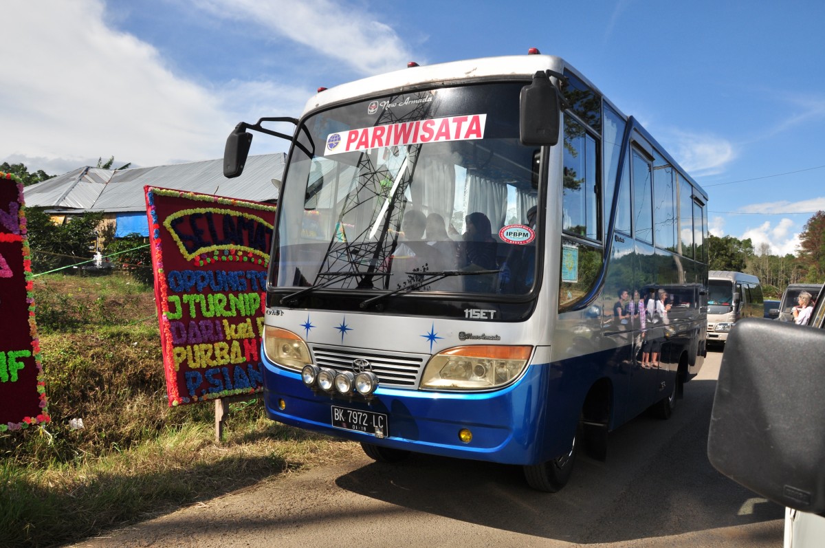 Toyota Linienbus in Nordsumatra im Juni 2014 gesehen.