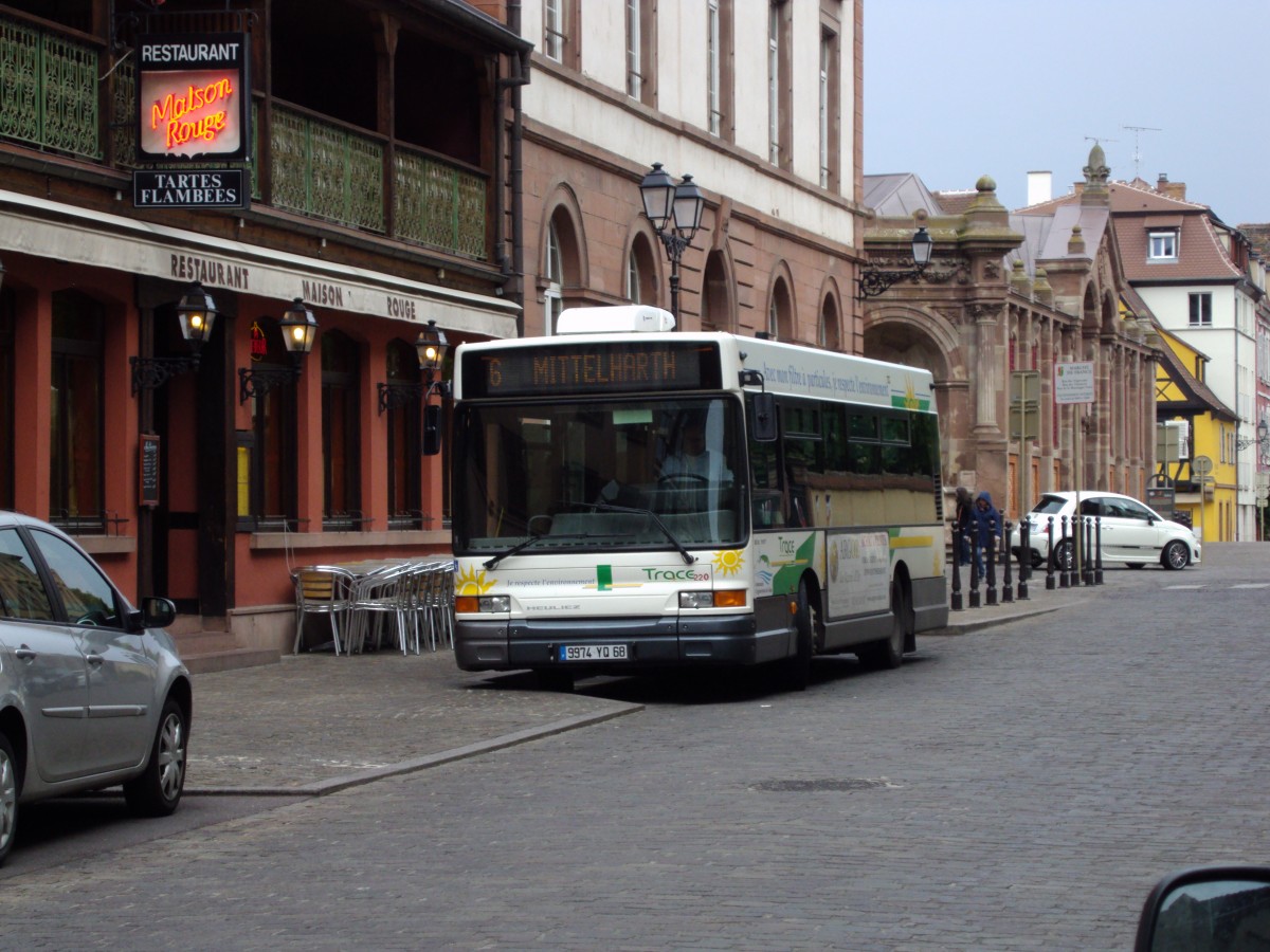 TRACE-Heuliez Bus steht bei einer Haltestelle in Colmar am 30.4.14. 