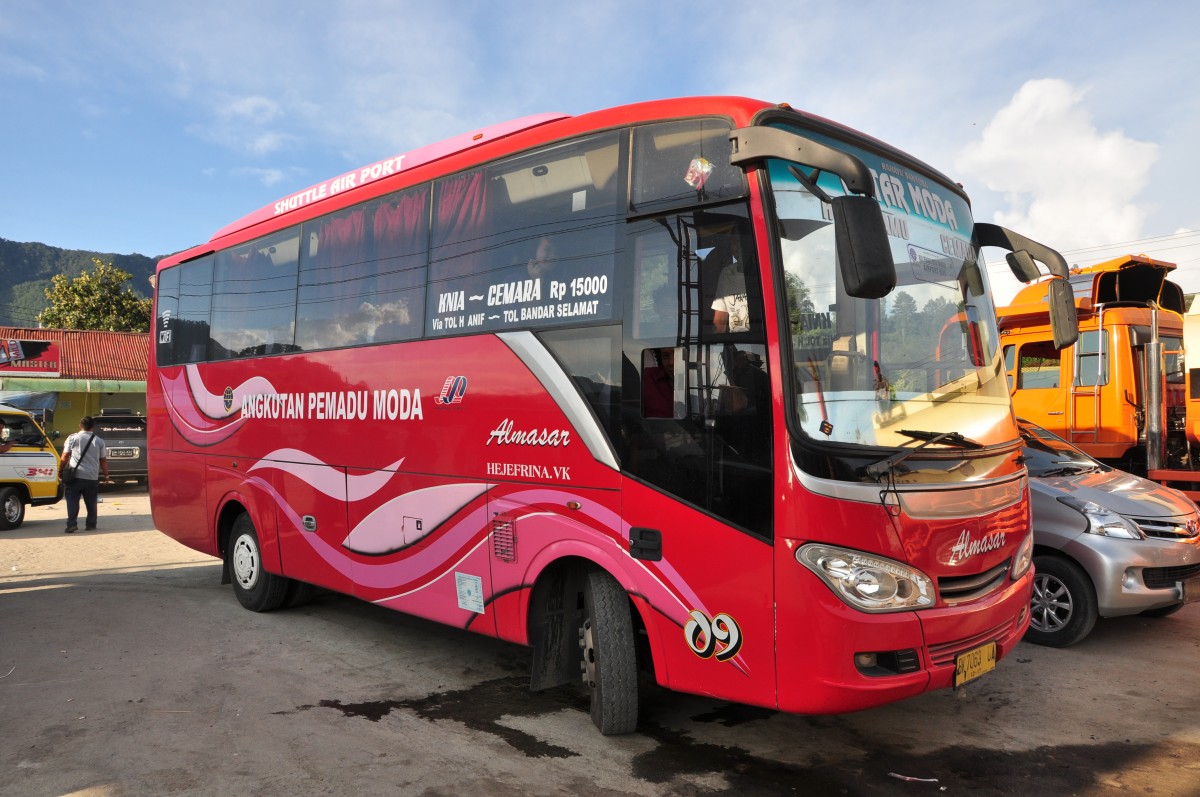 Unbekannten Bus-Linienbus in Nordsumatra im Juni 2014 gesehen.