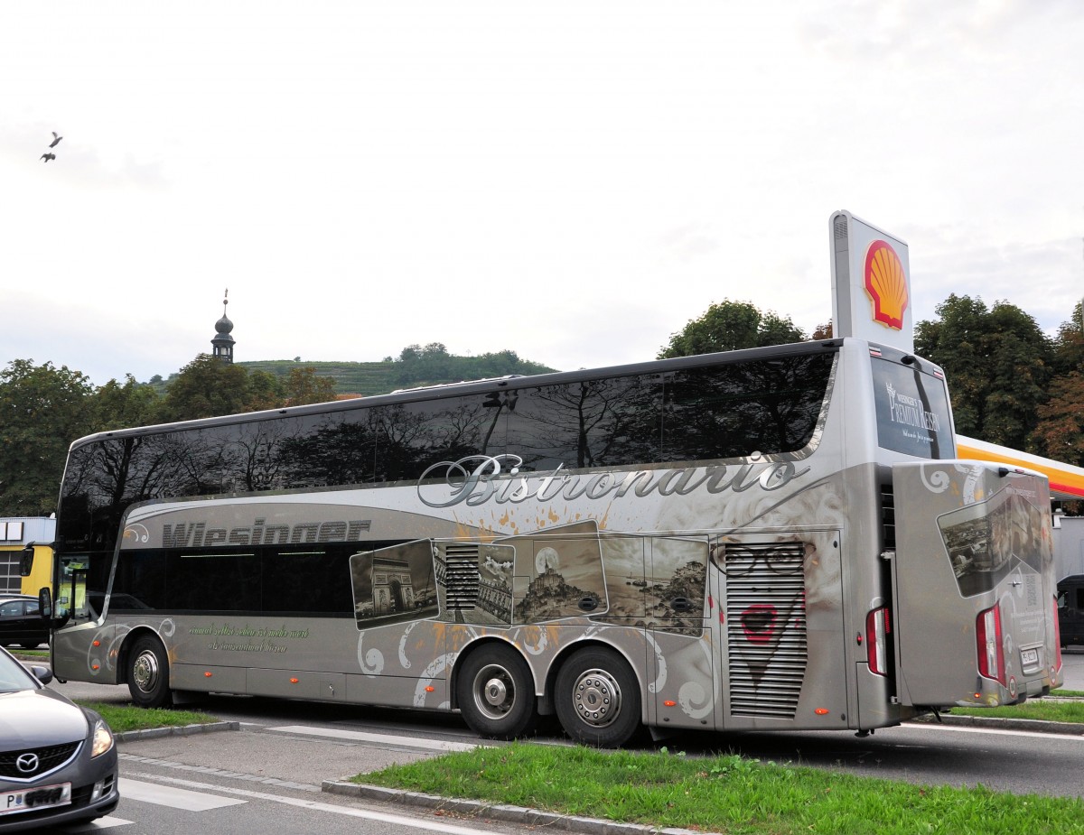 VAN HOOL T9 von Wiesinger Reisen aus sterreich am 20.9.2014 in Krems unterwegs.