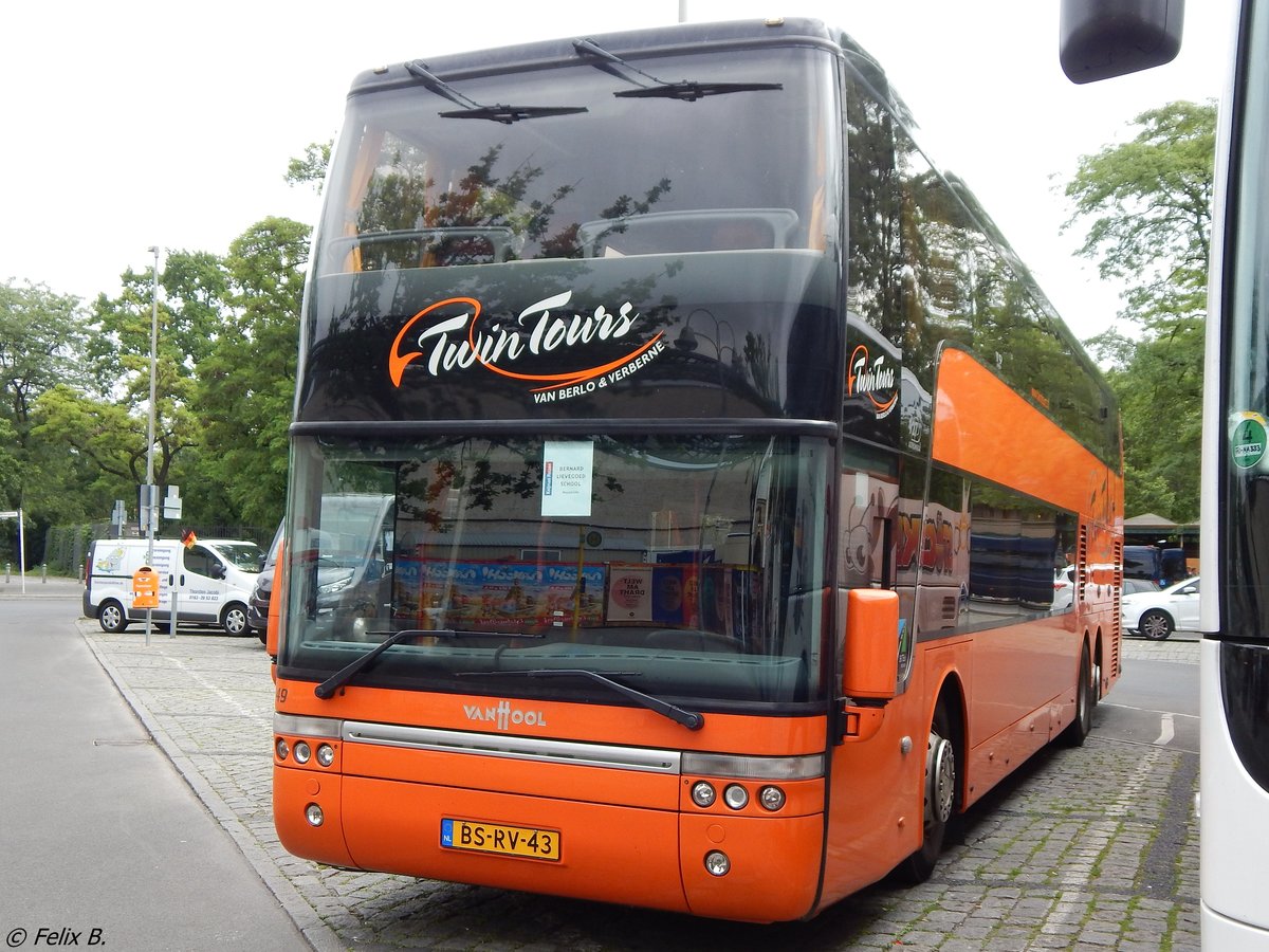 Van Hool von TD927 Twin Tours aus den Niederlanden in Berlin. 