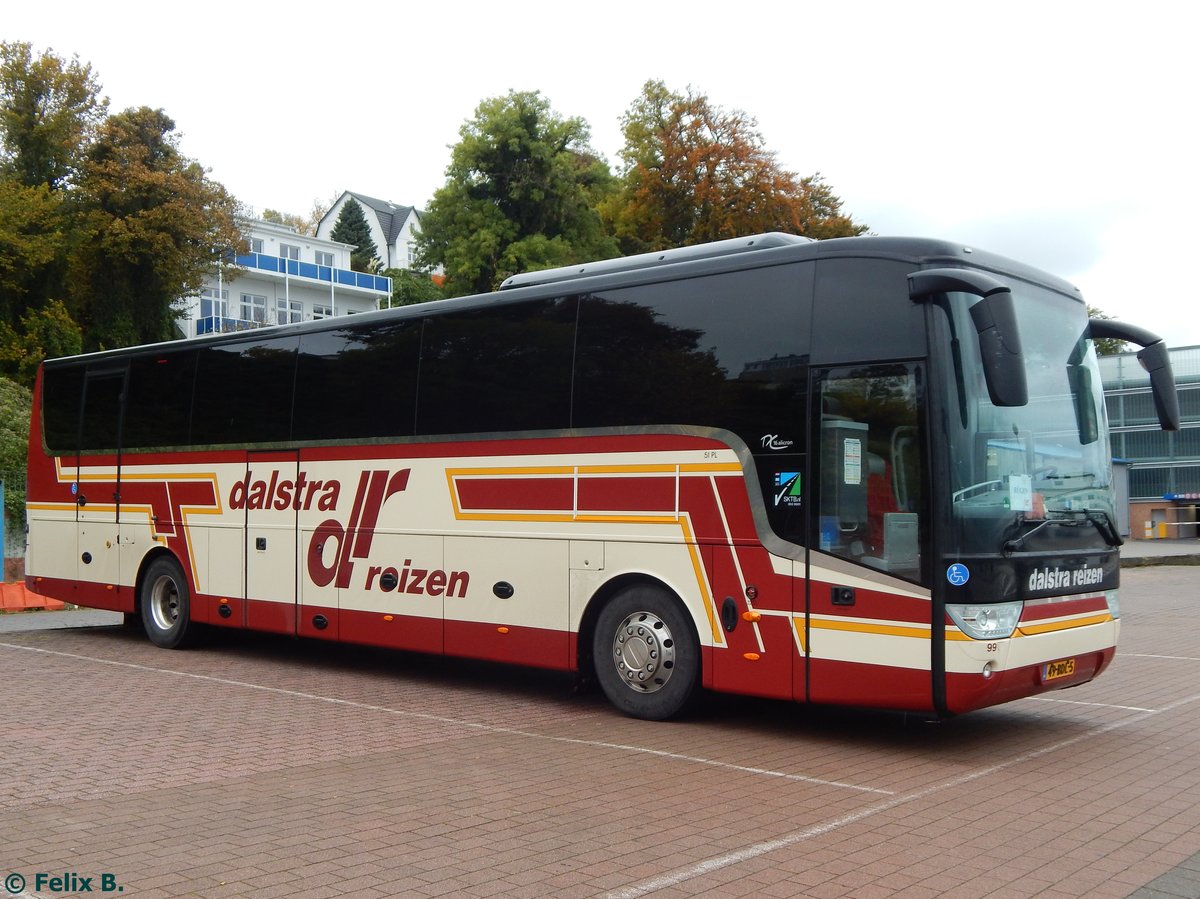 Van Hool TX16 von Dalstra Reizen aus den Niederlanden im Stadthafen Sassnitz.