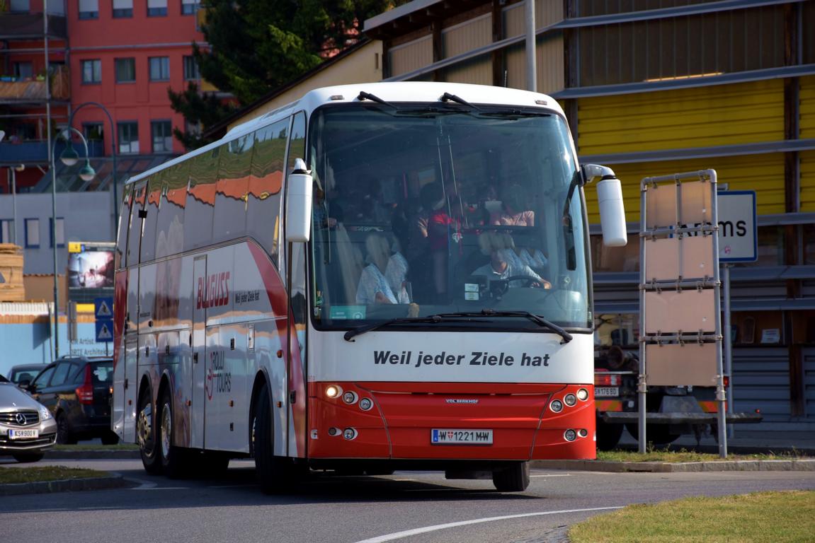 VDL Berkhof mit Hebebhne fr Menschen mit Behinderung von Blaguss Reisen aus Wien.