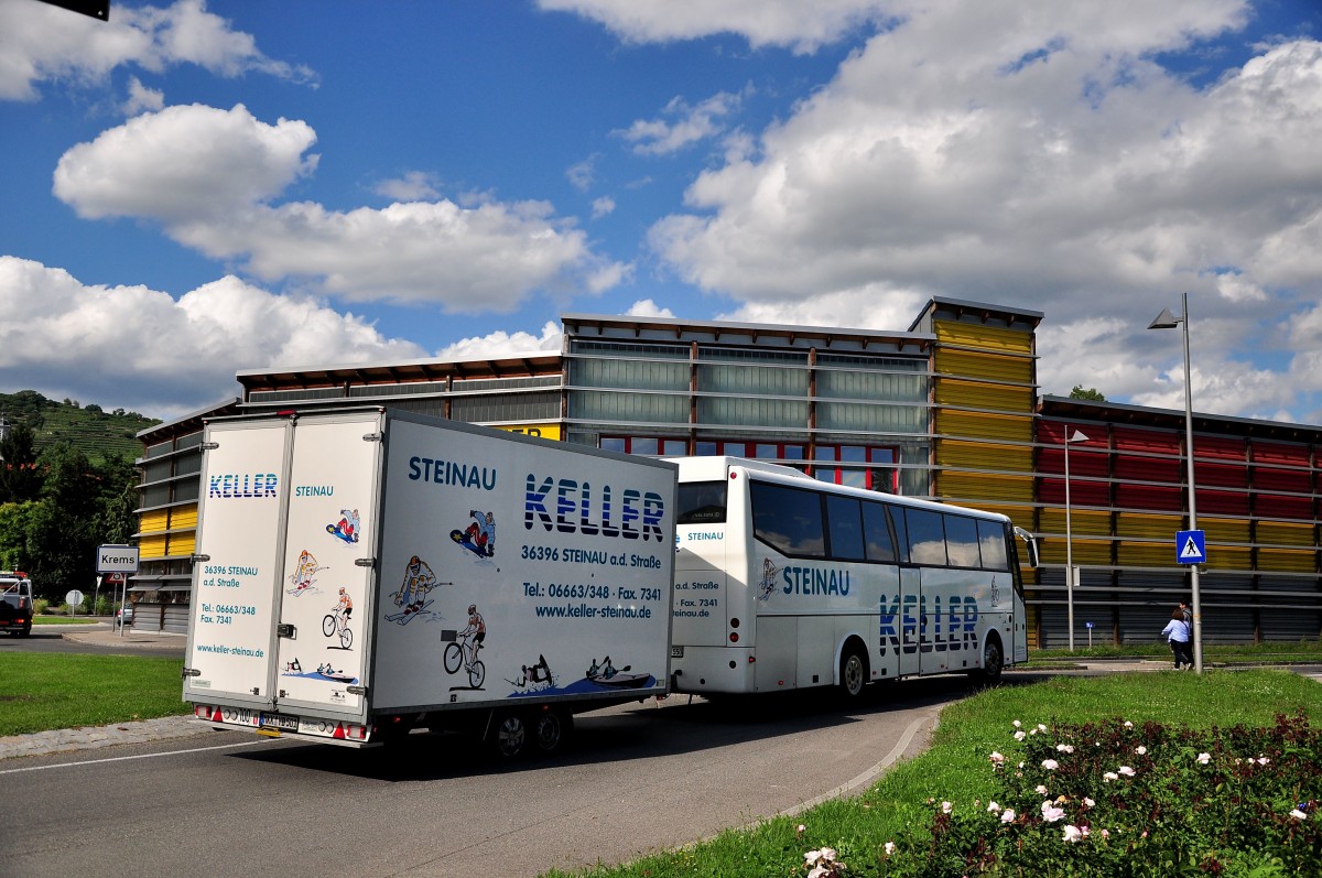 VDL BOVA von KELLER Reisen aus Deutschland mit einem Radanhnger am 17.August 2014 in Krems gesehen.