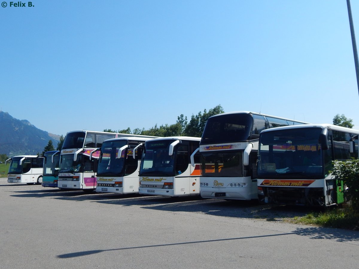 Verschiedene Setra Überland- und Reisebusse und ein Neoplan Skyliner von Komm mit Reisen aus Deutschland in Ofterschwang.