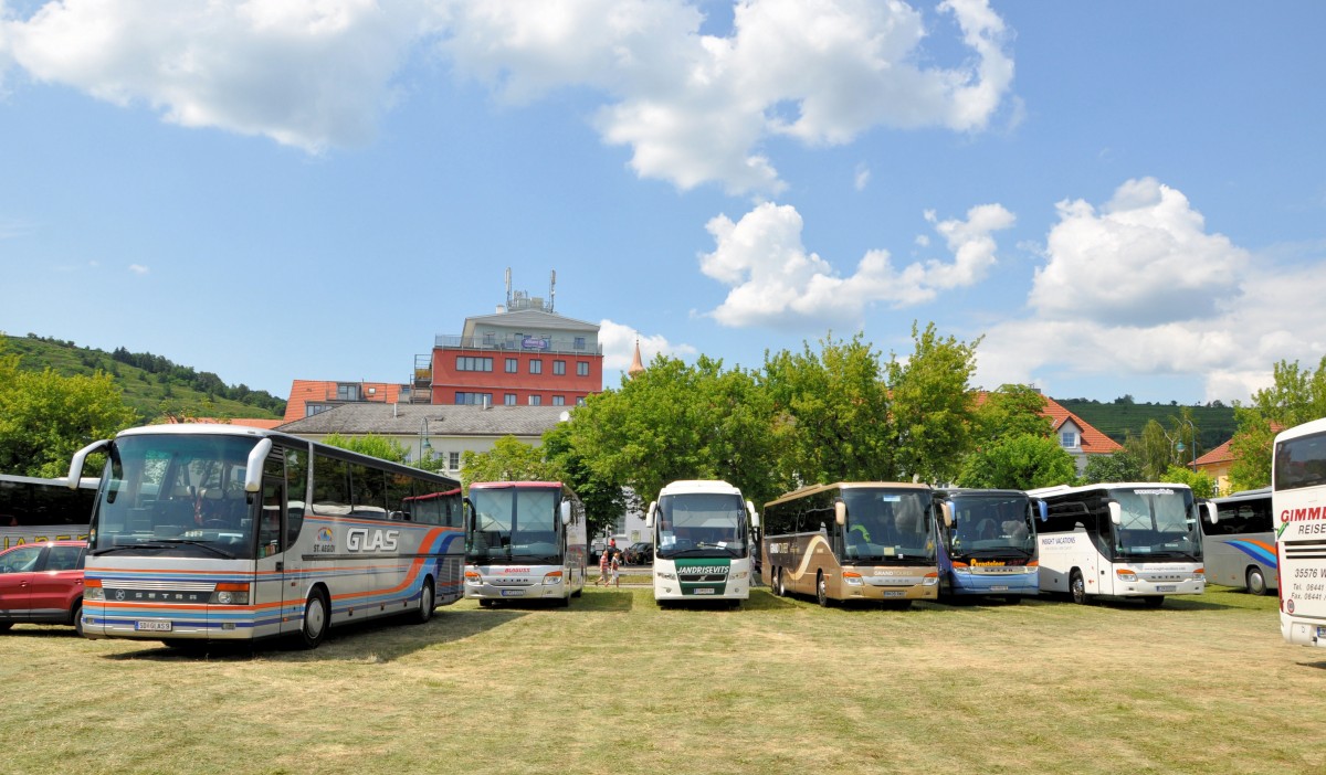 Viel los am 13.7.2013 in Krems.Links ein SETRA der 300er-Serie von GLAS Reisen aus sterreich.