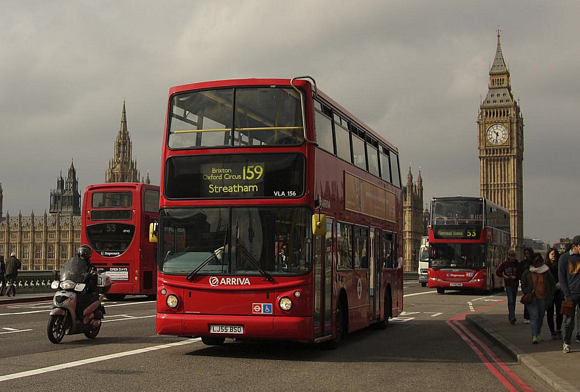 VLA 156 von Arriva im Stadtverkehr London hier am 20.3.2014 auf der Westminster Bridge vor Big Ben.