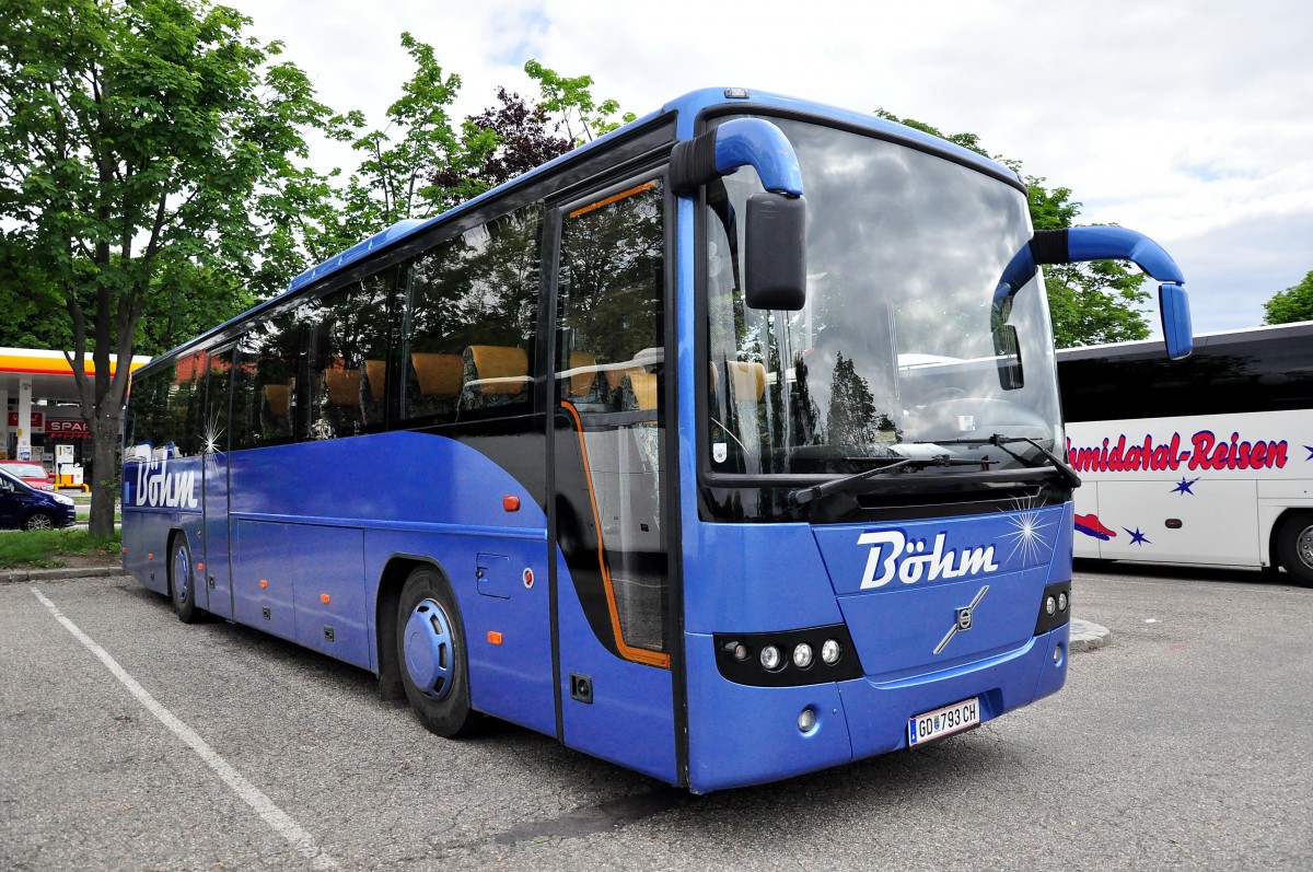 VOLVO 8700 von Böhm Reisen aus Niederösterreich im Mai 2015 in Krems gesehen.