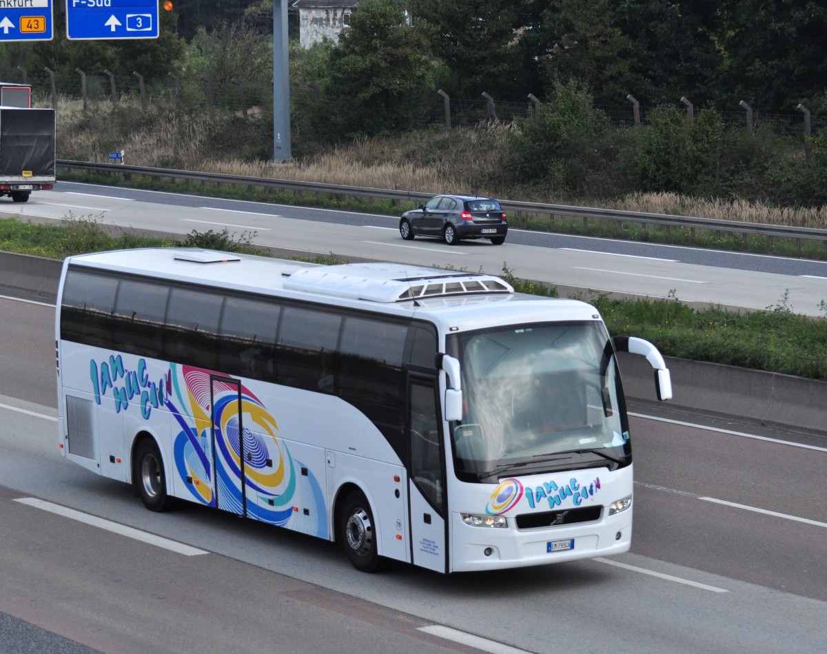 Volvo 9700 aus Italien am 26.9.2013 auf der A5 beim Airport FRA/Main.
