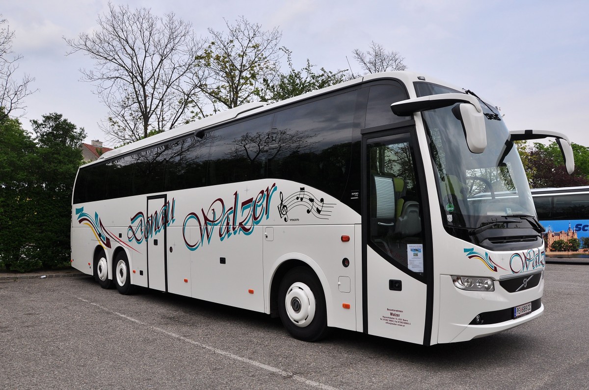 VOLVO 9700 vom Busunternehmer WALZER aus sterreich am 30.4.2015 in Krems.