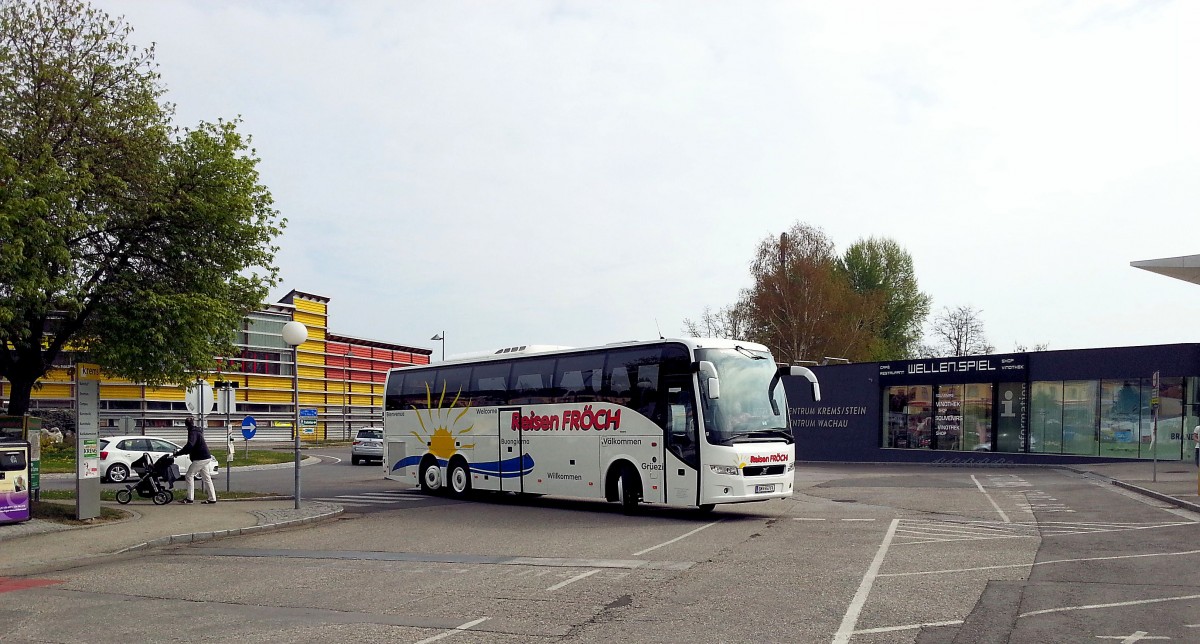 Volvo 9700 von Frch Reisen aus sterreich am 12.4.2014 in Krems gesehen.
