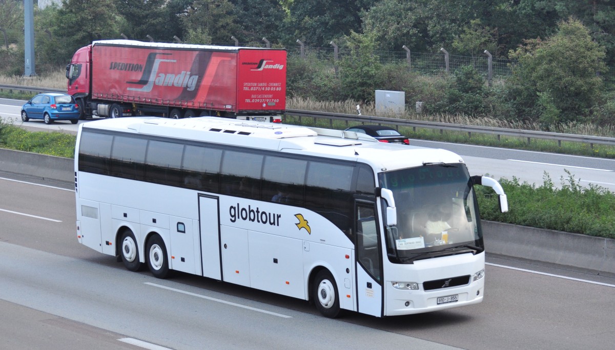 Volvo 9700 von Globtour am 26.9.2013 auf der A5 beim Airport FRA/Main.