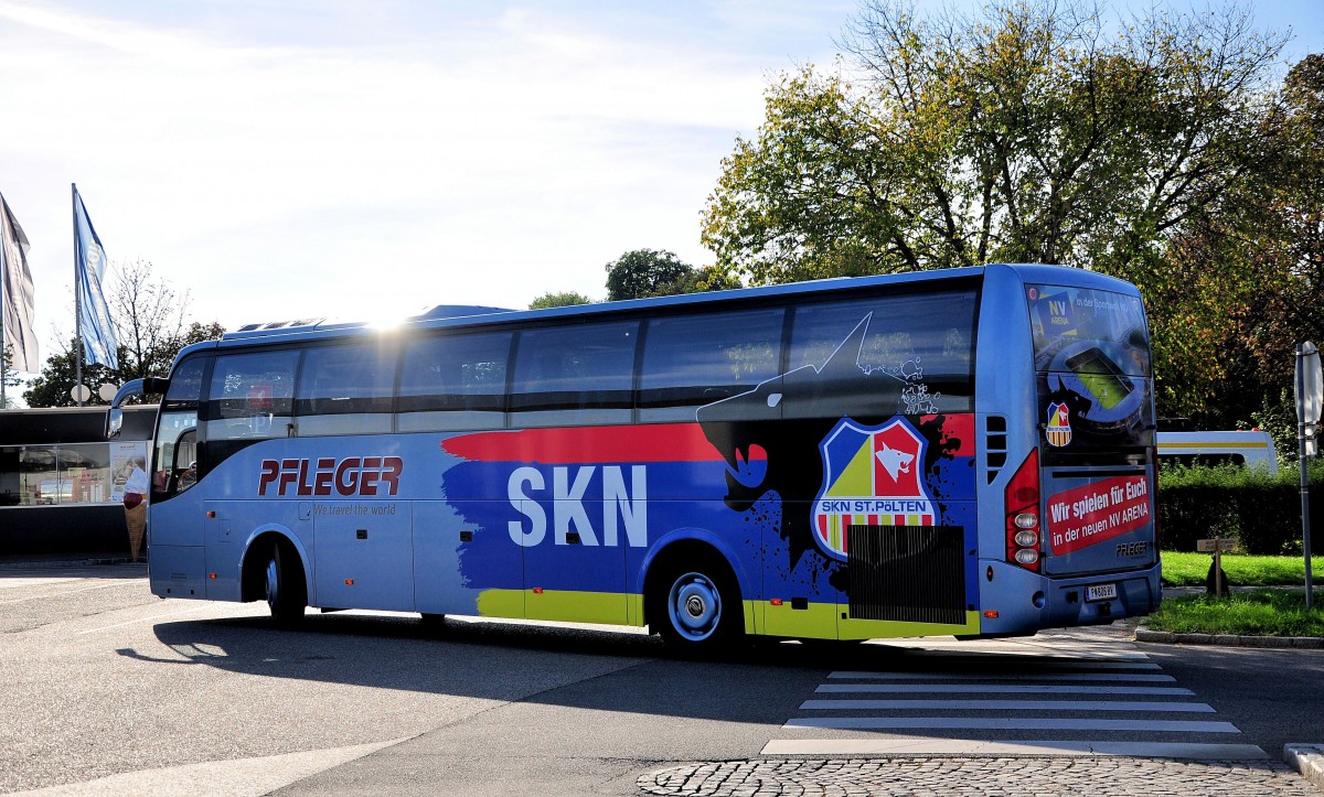 Volvo 9700 von Pfleger Reisen aus sterreich am 18.9.2014 in Krems gesehen.