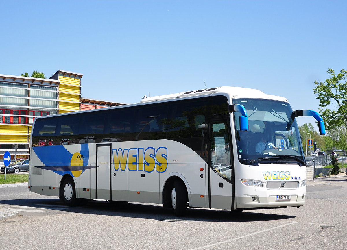 Volvo 9700 von Weiss Reisen aus sterreich in Krems gesehen.