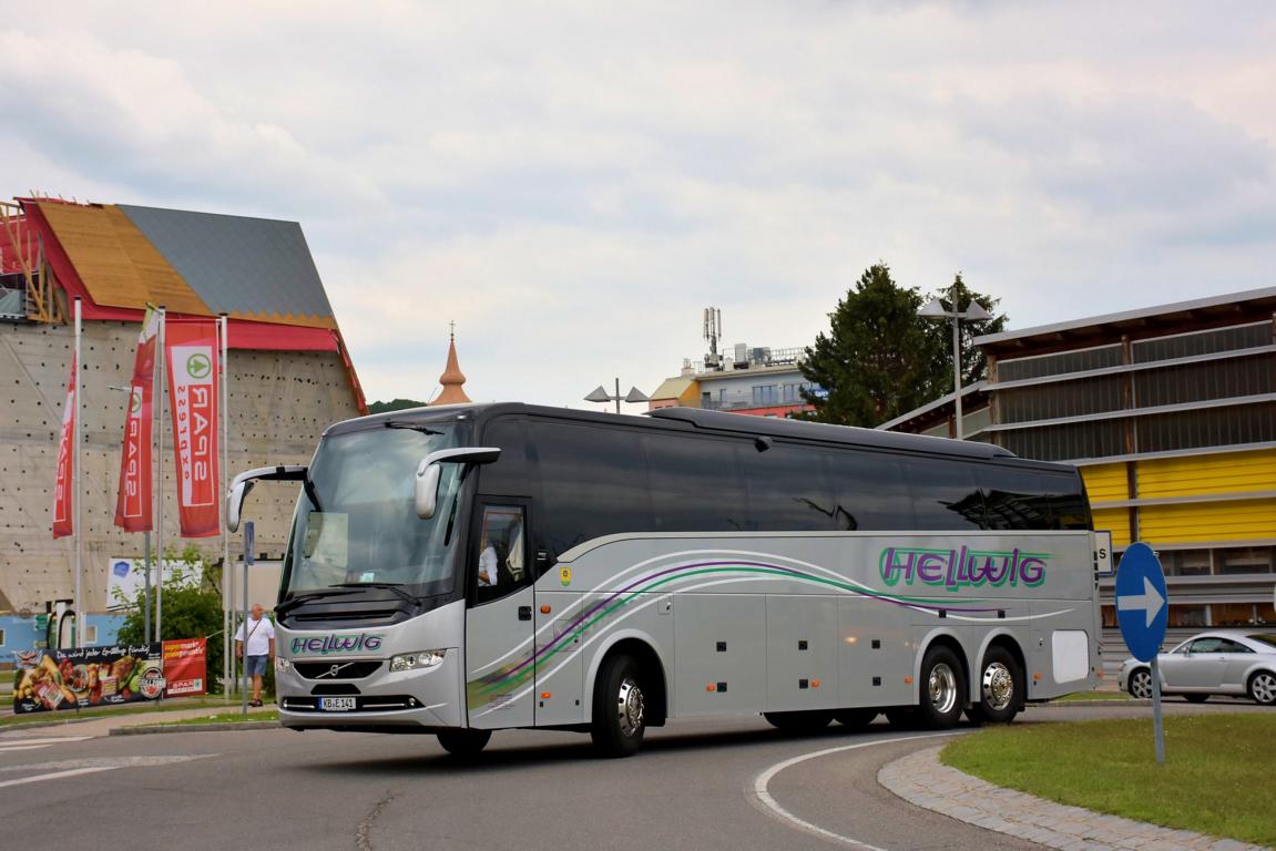 VOLVO 9900 von Hellwig Reisen aus AT 2018 in Krems gesehen.