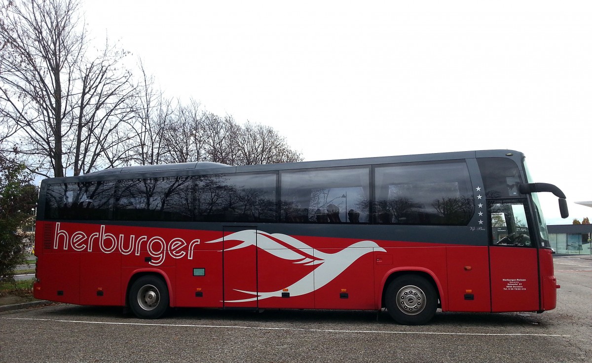 Volvo 9900 von Herburger Reisen/sterreich im Nov.2013 in Krems gesehen.