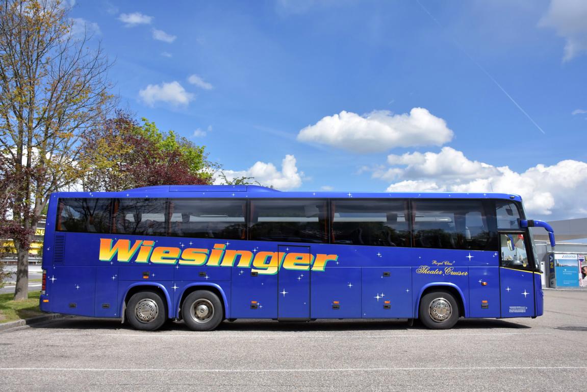 Volvo 9900 von Wiesinger Reisen aus sterreich in Krems.