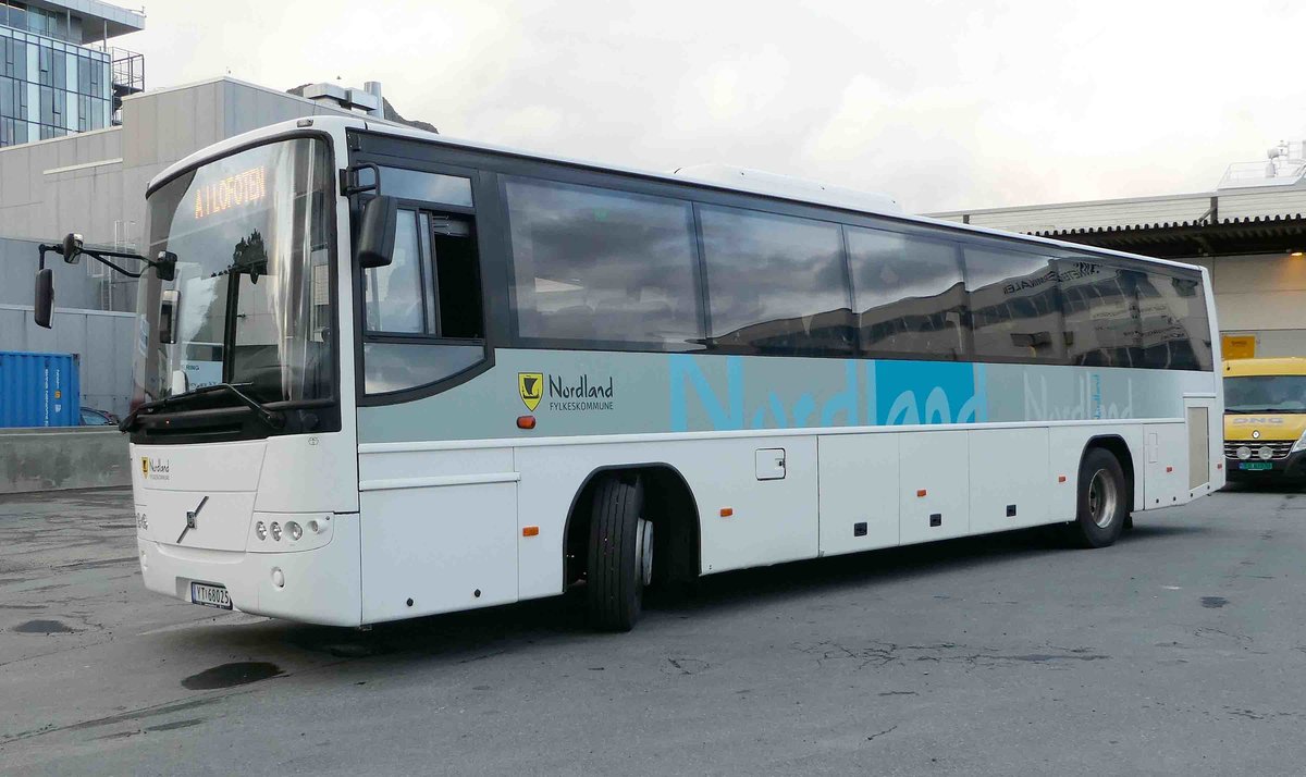 Volvo-Linienbus von NORDLAND steht im August 2017 in Svolver/N
