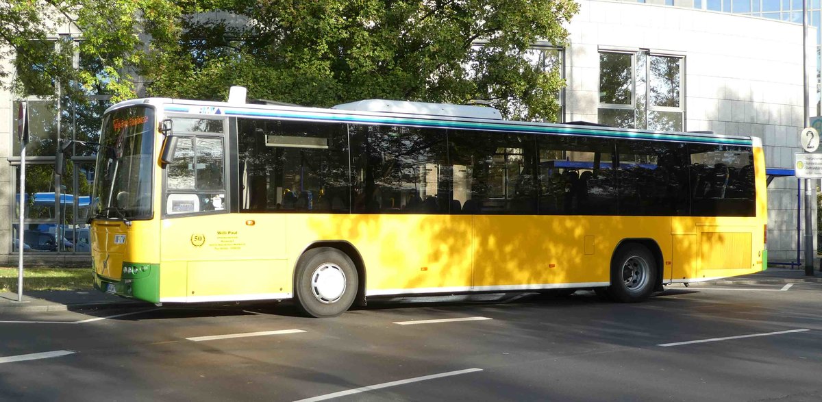 Volvo-Linienbus steht am Bahnhof in Wiesbaden, 09-2018