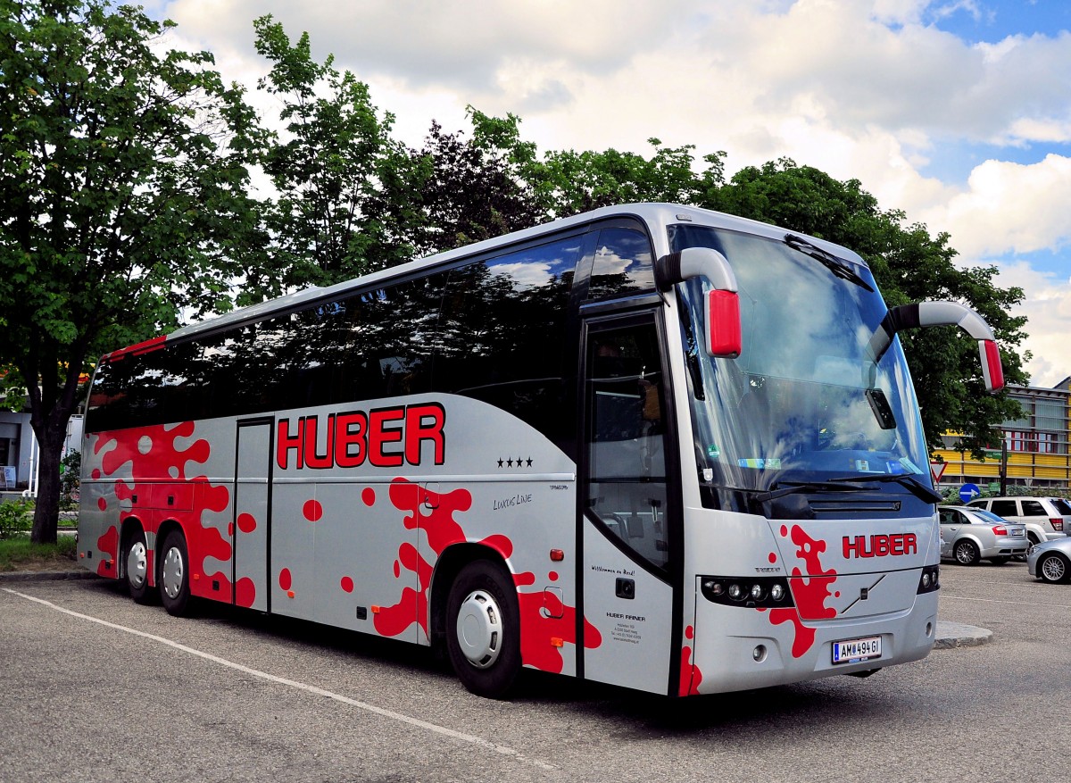 VOLVO Reisebus von Rainer HUBER aus Niedersterreich am 20.5.2013 in Krems an der Donau.