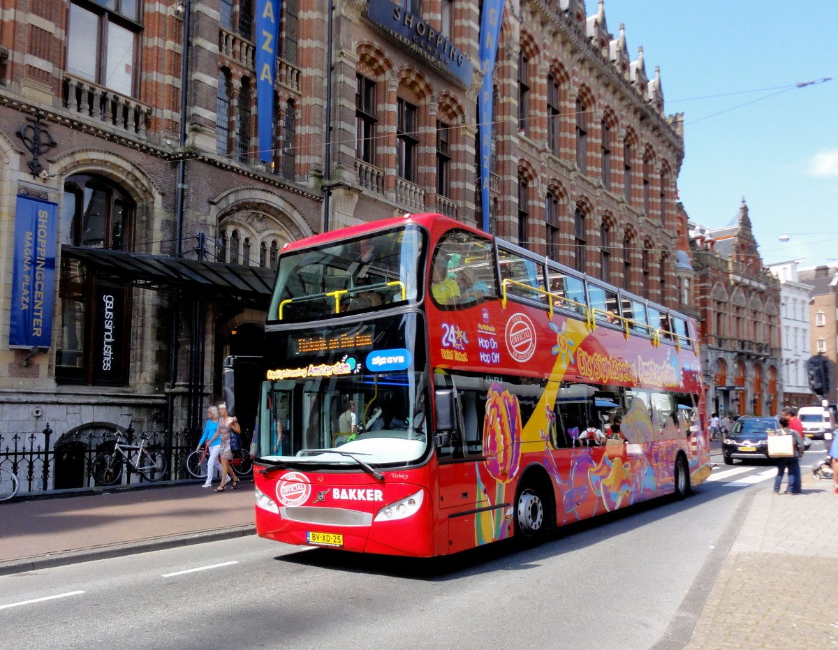 Volvo Sightseeing Bus im Juli 2014 in Amsterdam gesehen.
