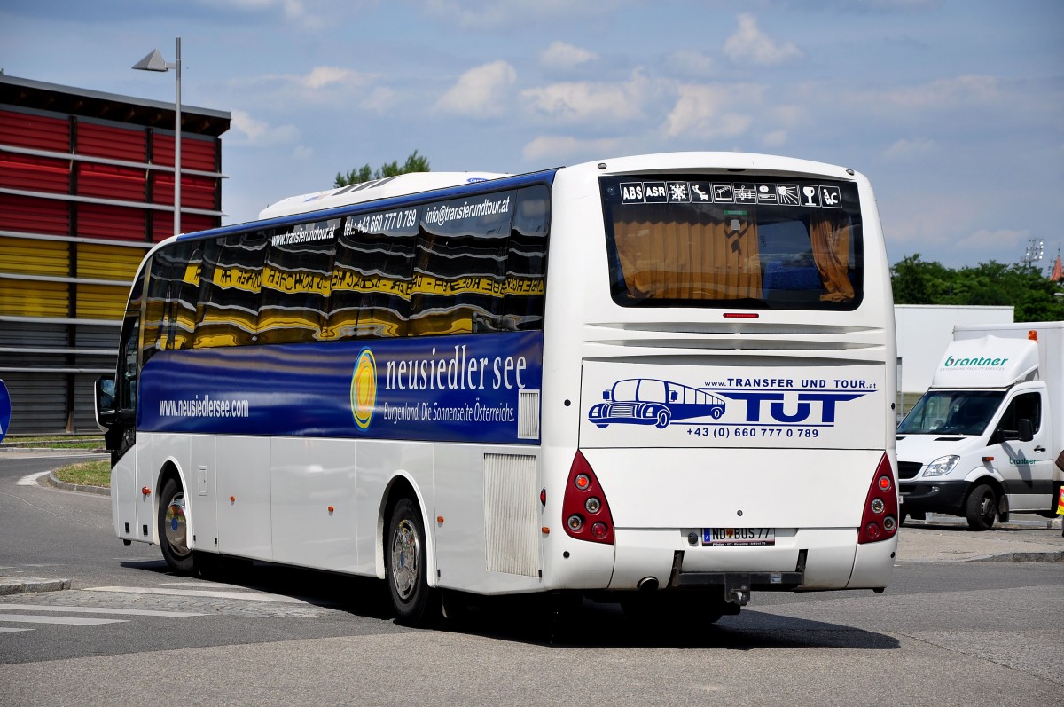 VOLVO-Sunsundegui von Transfer und Tour.at im Juni 2015 in Krems gesehen.