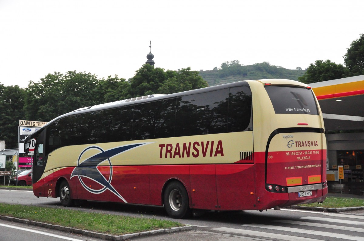 VOLVO Sunsundegui von Transvia aus Spanien im Mai 2015 in Krems unterwegs.
