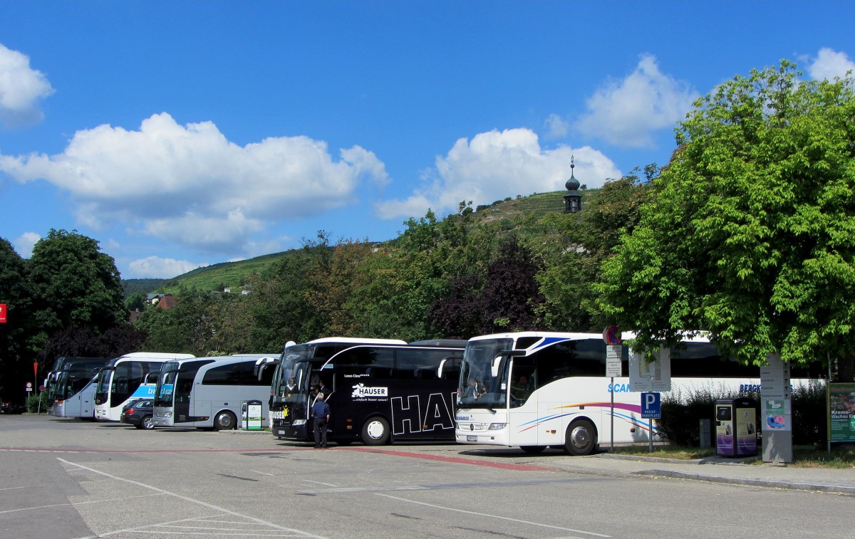 Vorne ein Mercedes Tourismo aus Schweden dann ein Tourismo von Hauser aus der BRD,im Juni 2015 in Krems am Busparkplatz bei der Schiffanlegestelle.