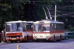 Tschechoslowakei am 19.6.1988 hier Marienbad / Marianske Lazne.
Ein Karosa Reisebus und eine Trolleybus von Skoda stehen nebeneinander. 