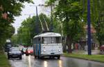 Skoda Trolleybus/268458/in-der-bulgarischen-stadt-pazardzik-gibt In der bulgarischen Stadt Pazardzik gibt es eine O-Bus Linie, auf der noch
alte Skoda Busse Dienst verrichten. Am 8.5.2013 entstand diese Foto mit
dem sich nach einem Regenguss auf der Strae spiegelnden Scheinwerferlichtern.