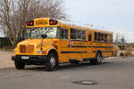 Schulbusse/832318/amerikanischer-schoolbus-von-fehmarn-tours-stand-am amerikanischer Schoolbus von Fehmarn-Tours stand am 26.11.2023 vor dem IFA Ferienpark Burg auf Fehmarn am Südstrand 